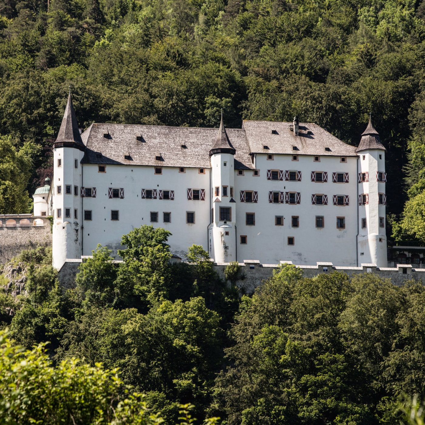 Schloss Tratzberg über dem Inntal, umgeben von Wald
